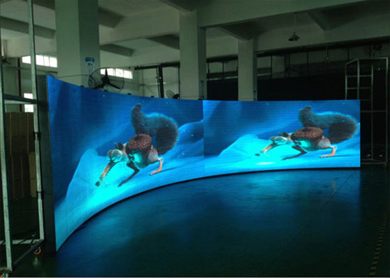 Resolusi Tinggi P5 Layar LED Melengkung Full Color SMD 3 In 1 Untuk Stange / Konser