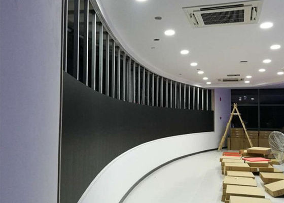 Dinding Video LED HD yang Fleksibel P2.5 900 Nits Pemulihan Tinggi Menyegarkan Akses Depan